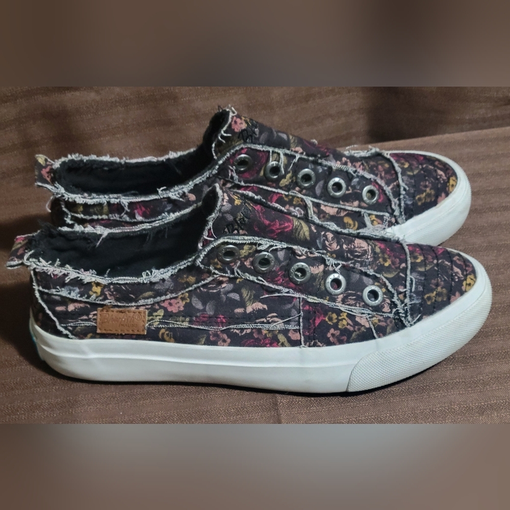 Women’s Slip-On Floral Canvas Sneakers in Black and Pink - Picture 3 of 4